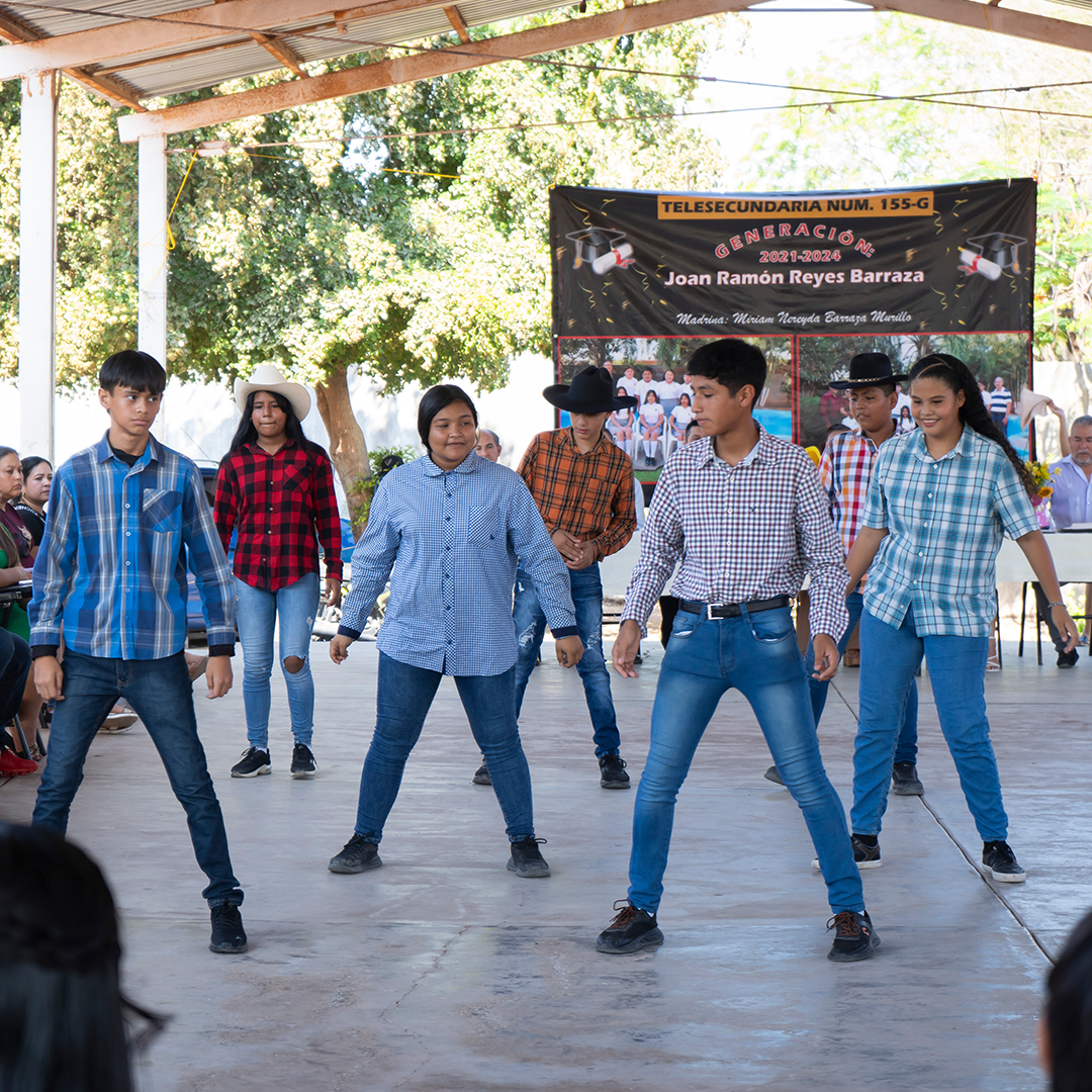 CHICOS BAILANDO
