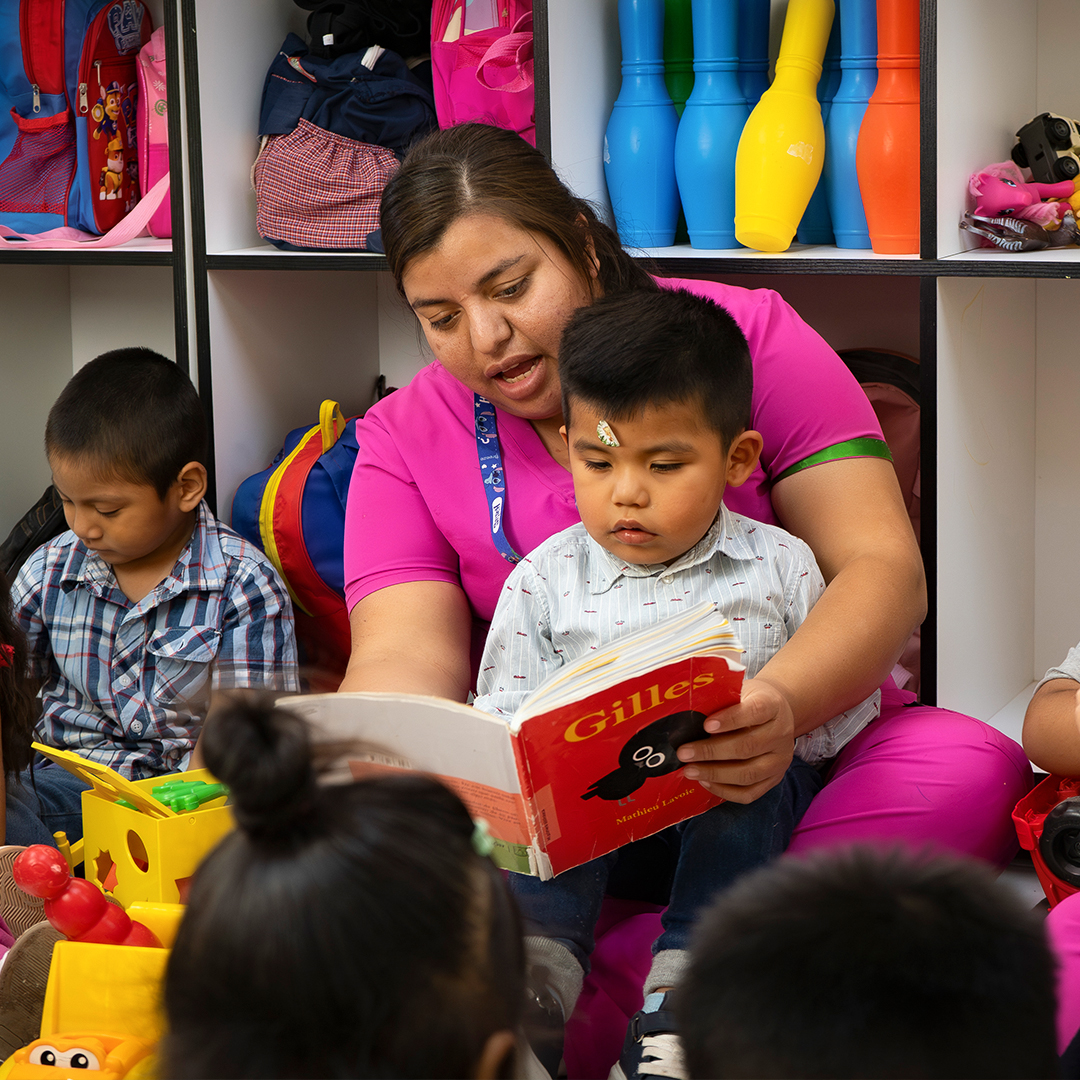 MAESTRA LEYENDO