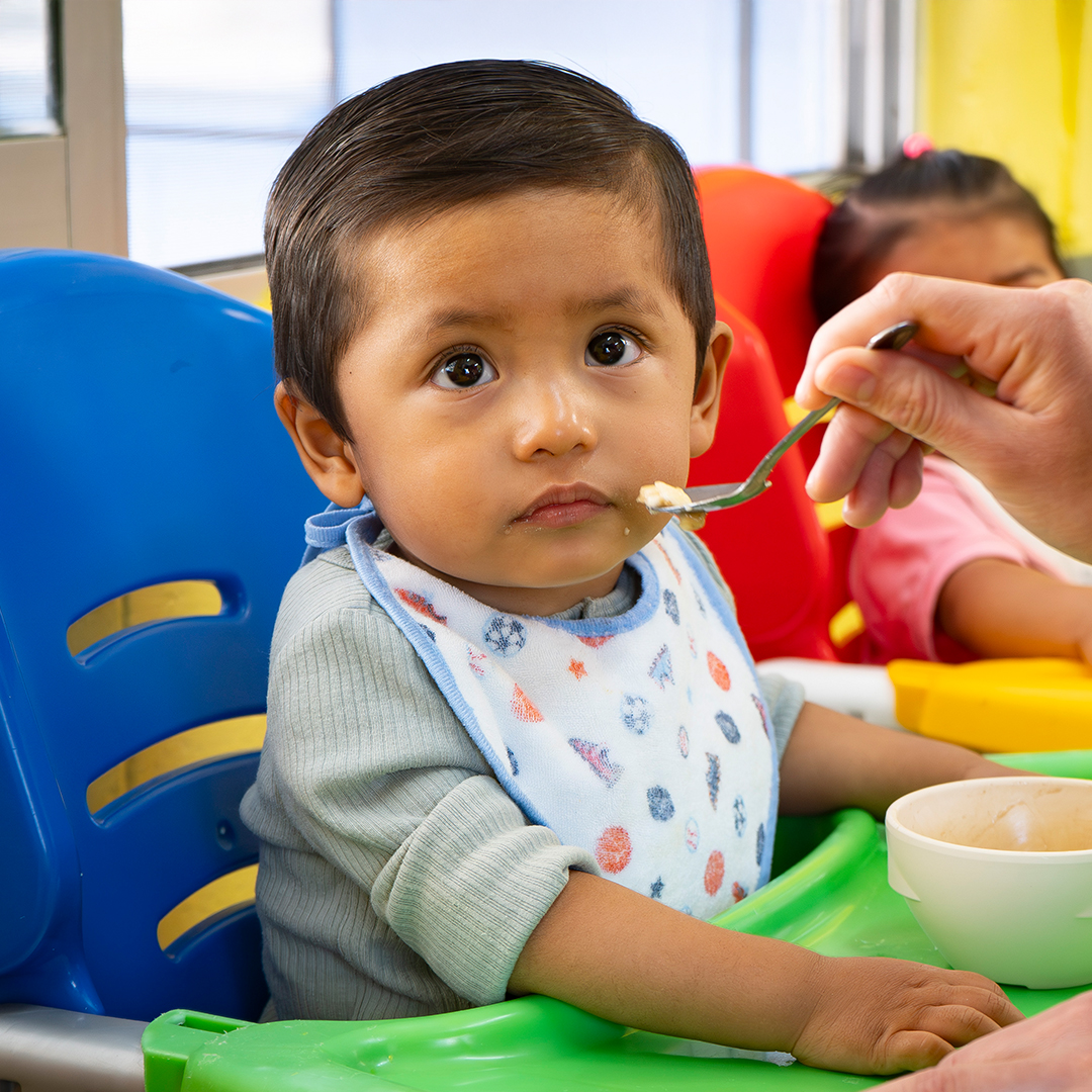 NIÑO COMIENDO