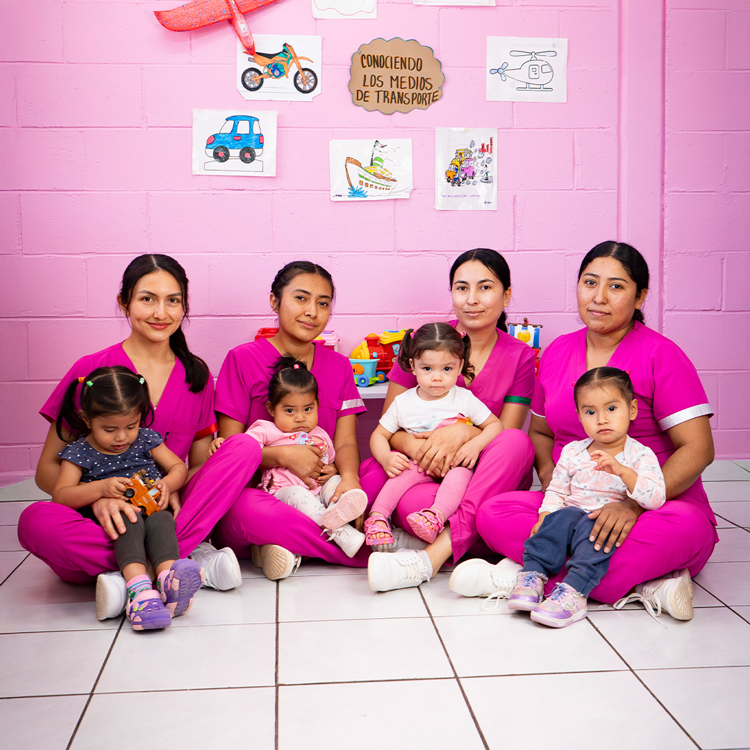 maestras y niños