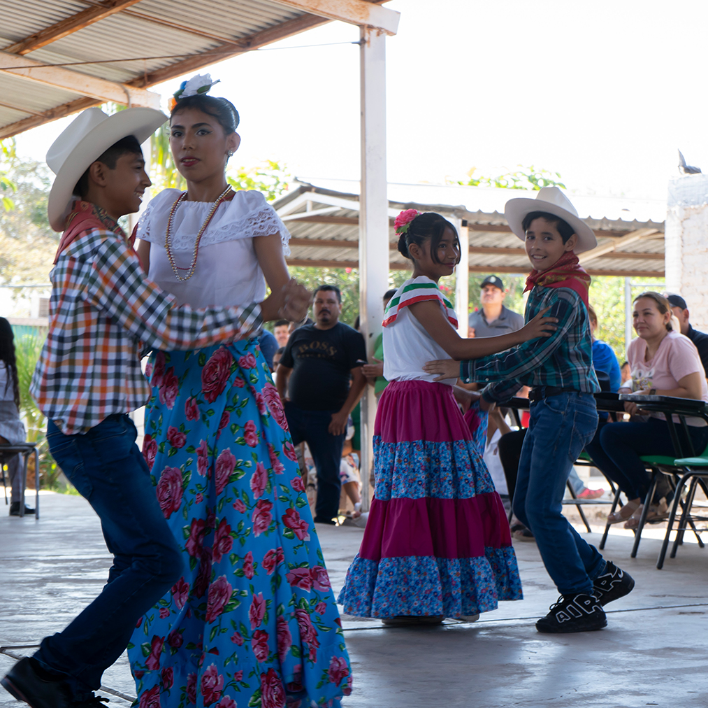 niños bailando