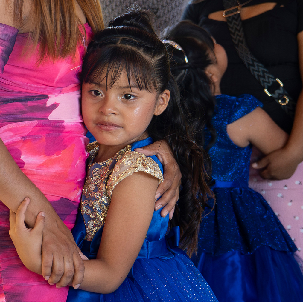 niñas abrazando a mamá