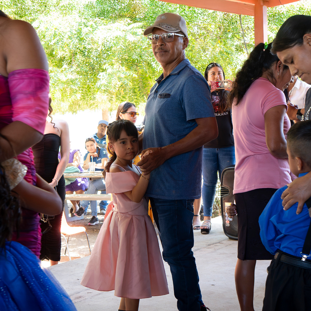 papá bailando con graduada